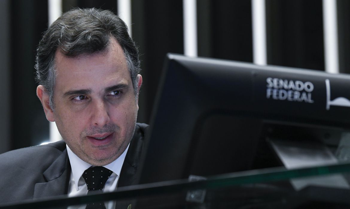 Presidente do Senado reabre trabalhos defendendo TSE e urnas